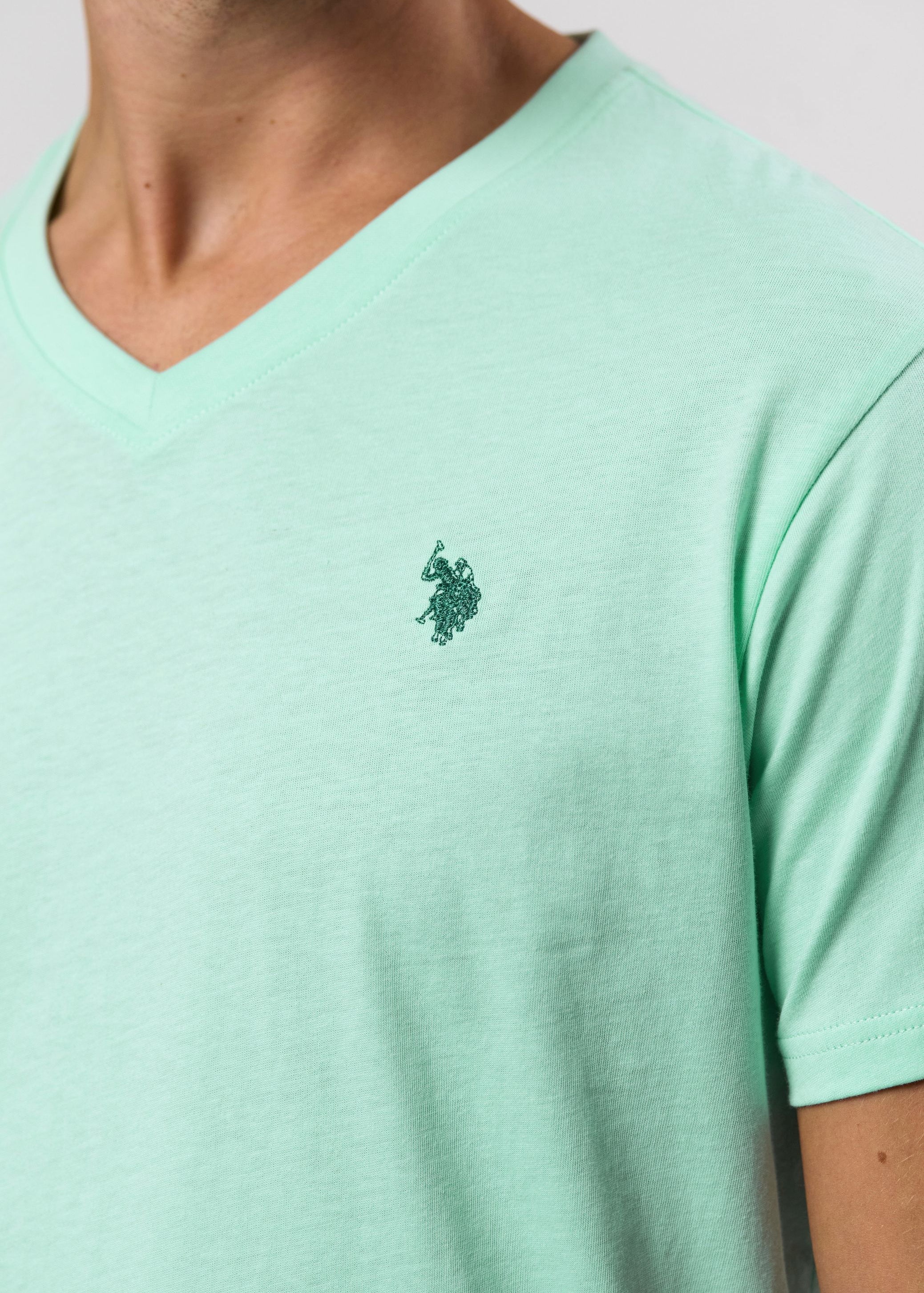 UMCem V-neck T-shirt