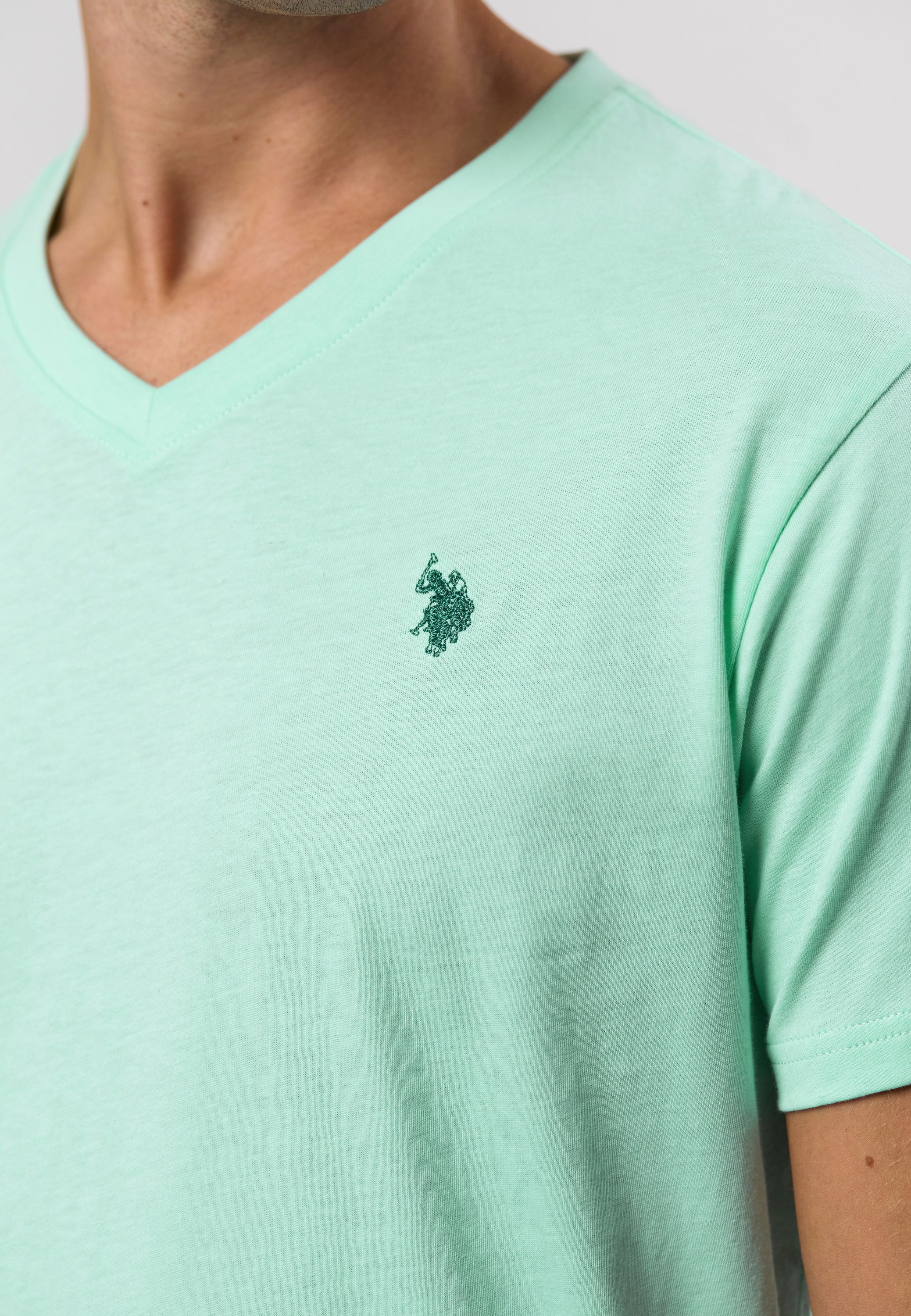 UMCem V-neck T-shirt