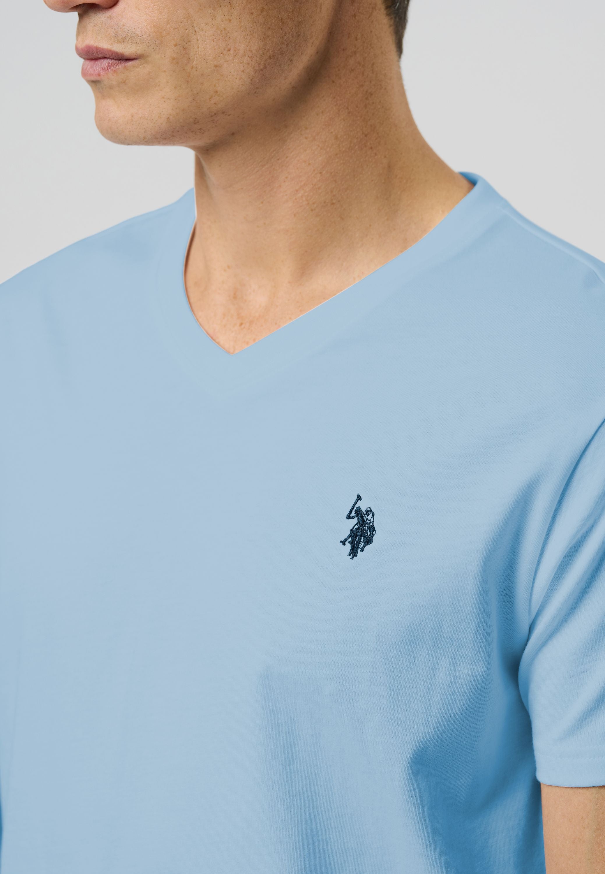 UMCem V-neck T-shirt