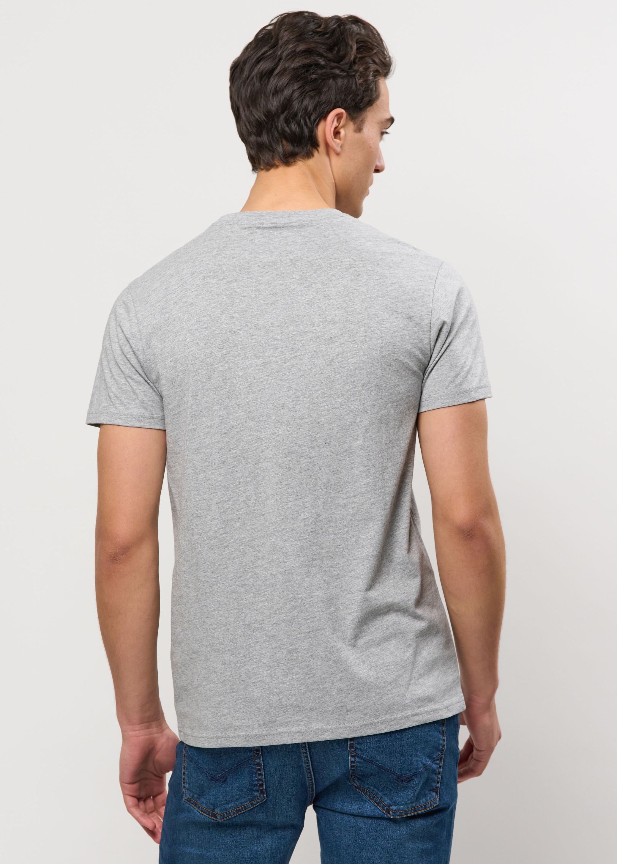 UMCem V-neck T-shirt